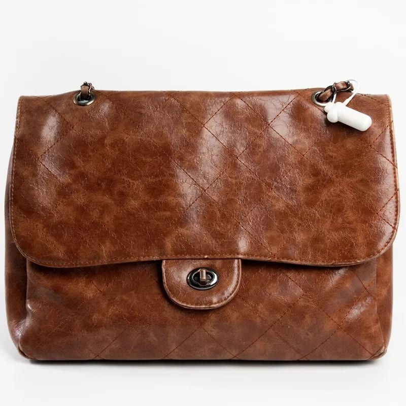 Bolsa de couro com etiqueta rígida antifurto presa na alça