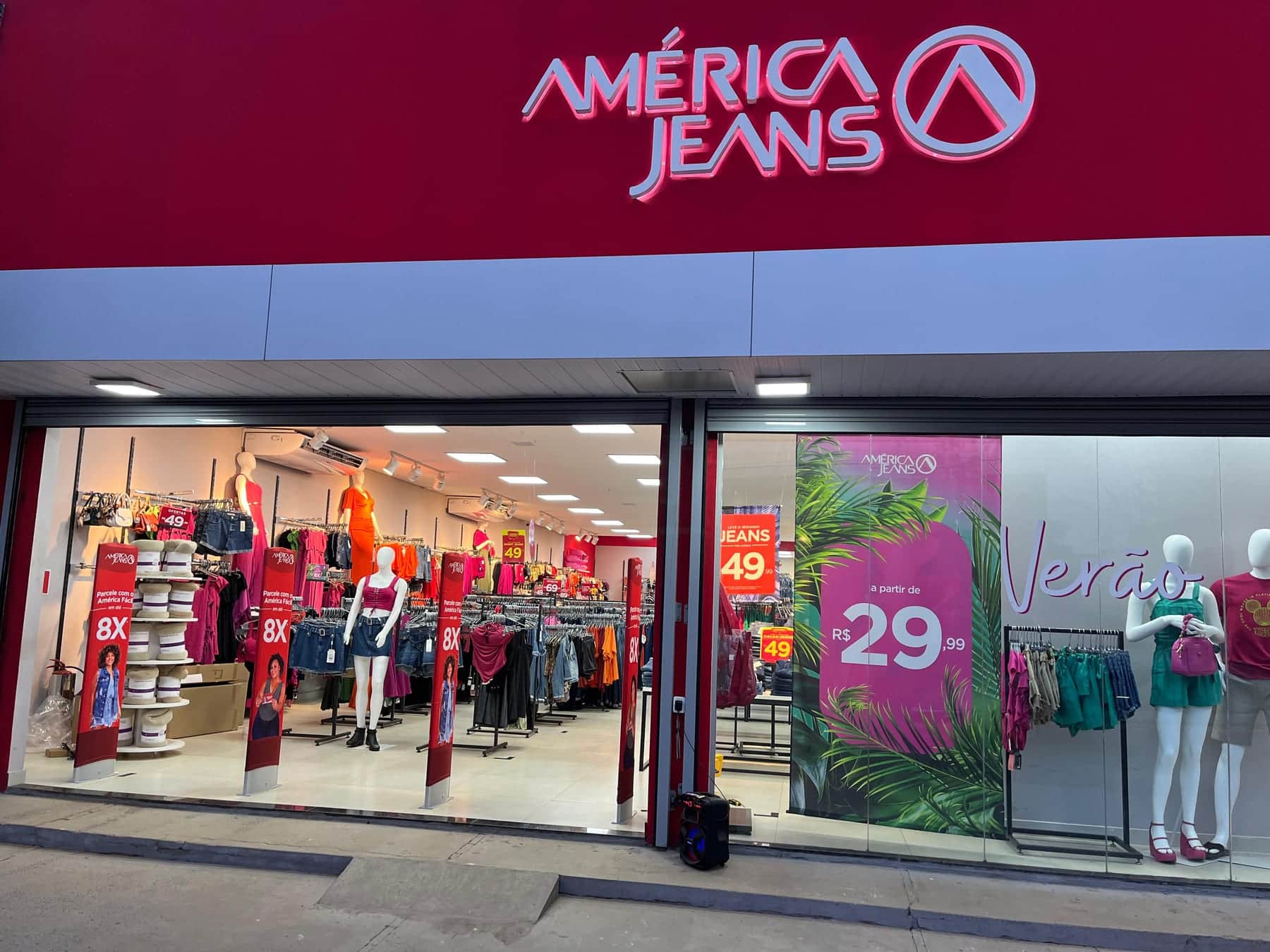 Fachada de loja de roupas com quatro pedestais antifurto na entrada