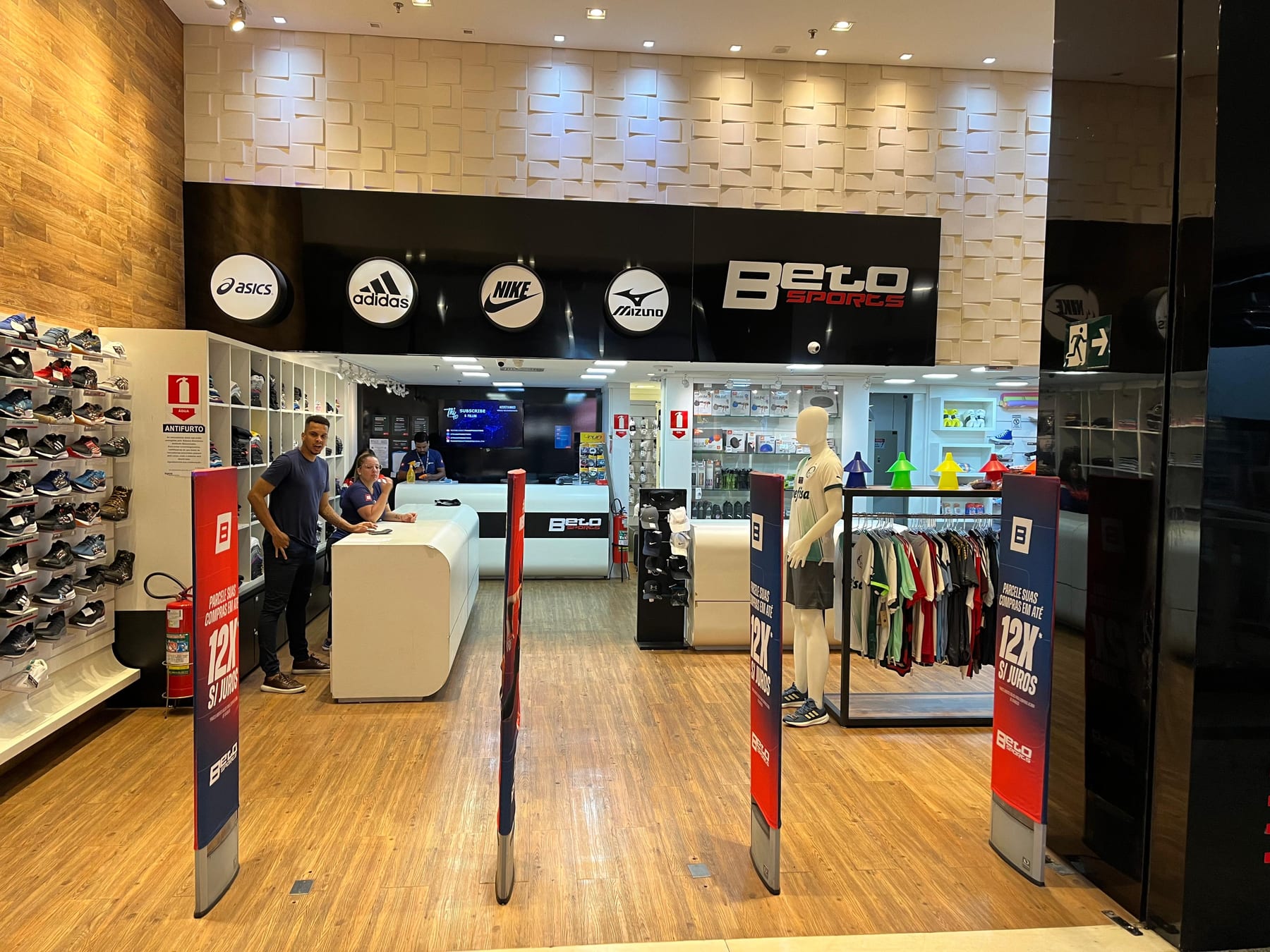 Entrada de loja de artigos esportivos com pedestais antifurto